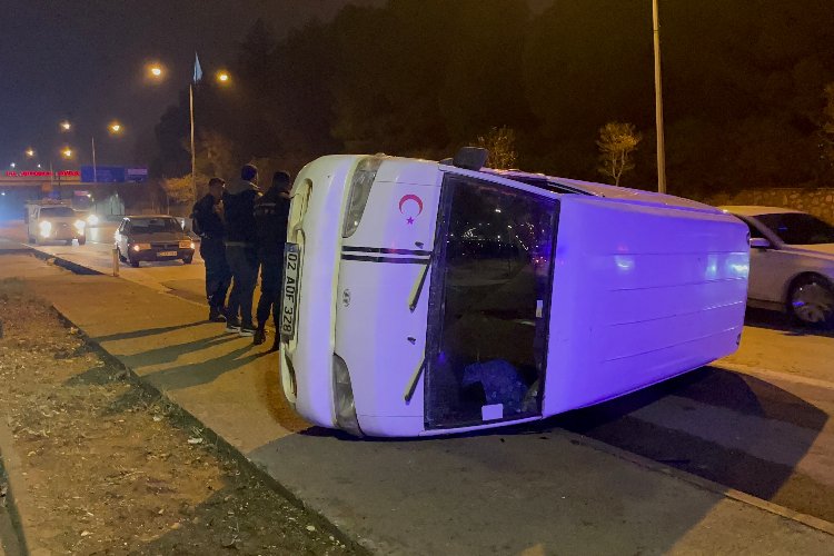 Adıyaman'da seyir halindeki minibüs takla attı!