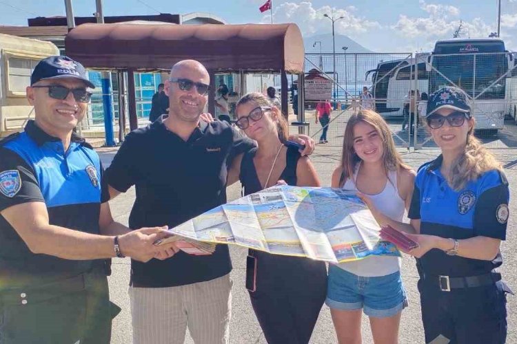 Alanya polisinden turistlere 4 dilde tanıtım