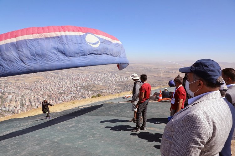 Ali Dağı'nda yamaç paraşütü heyecanı