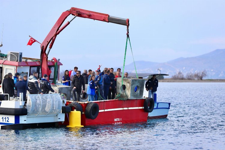 Aliağa Körfezi'nde ilk yapay resifler denizle buluştu