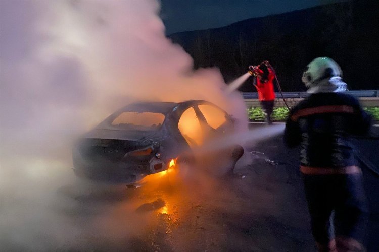 Anadolu Otoyolu'nda kontrolden çıkan otomobil yandı!