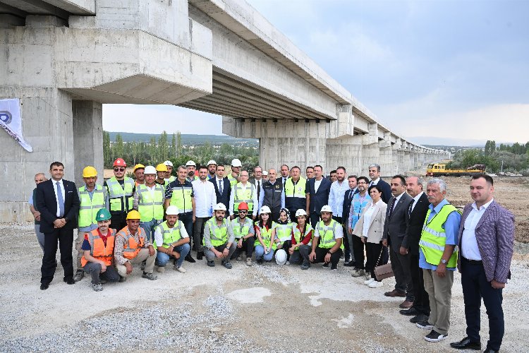 Ankara-İzmir hattı 2027'de 'hızlı' gelecek