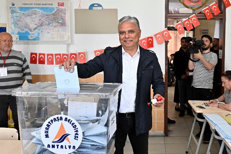 Antalya Muratpaşa'da Başkan Uysal oyunu kullandı