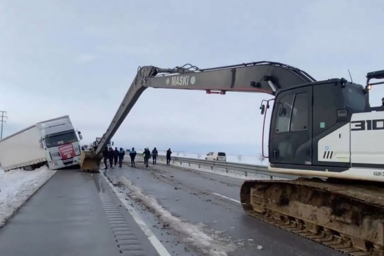 Ayni yardım tırı Konya'da kaza yaptı... Tırı, Manisa kurtardı