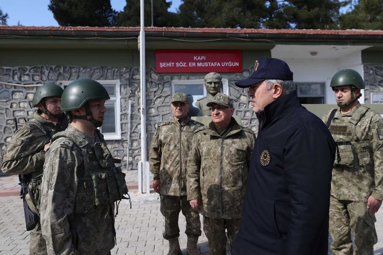 Bakan Akar'dan sınır iddialarına sert tepki!