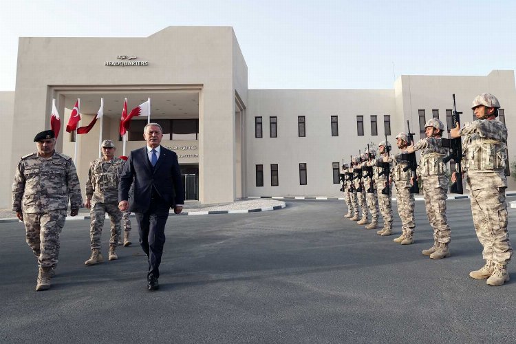 Bakan Akar Katar'da Mehmetçikle buluştu