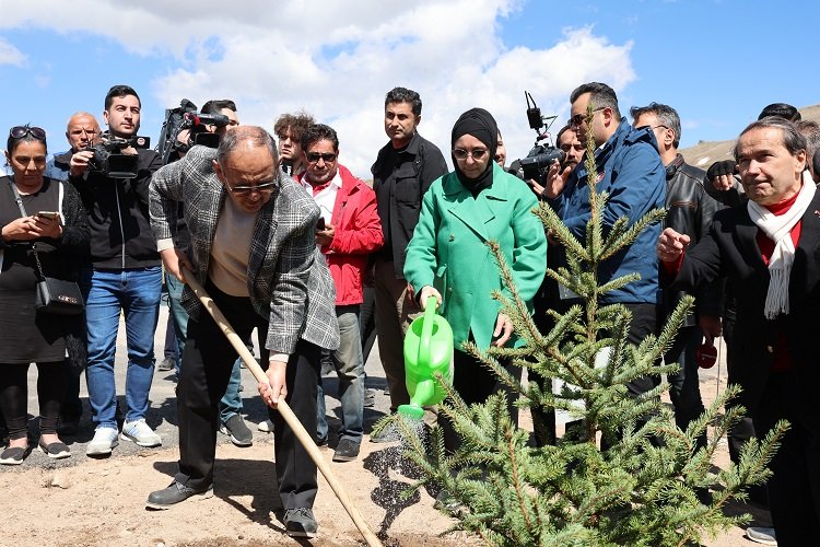 Bakan Özhaseki’den Çölleşme ve Kuraklıkla Mücadele Günü mesajı