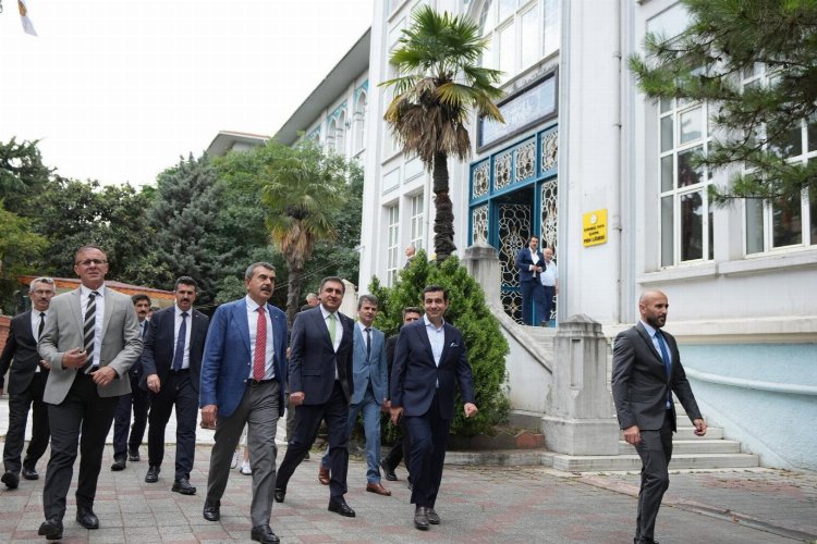 Bakan Tekin'den İstanbul'da tarihi okullarda inceleme