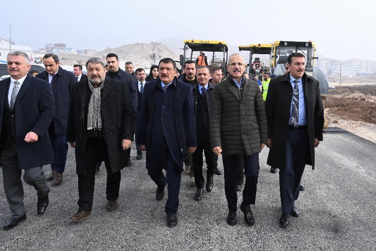 Bakan Uraloğlu'ndan yılın son mesaisi Malatya oldu... Deprem konutlarının yolları hazır