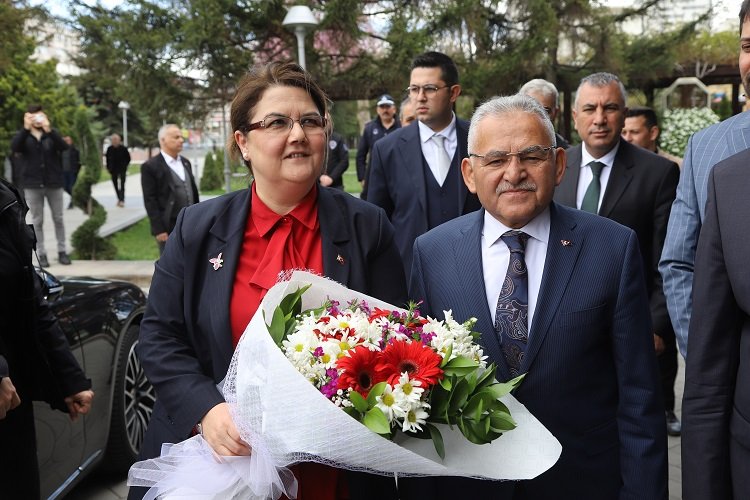 Bakan Yanık'tan Memduh Büyükkılıç'a ziyaret