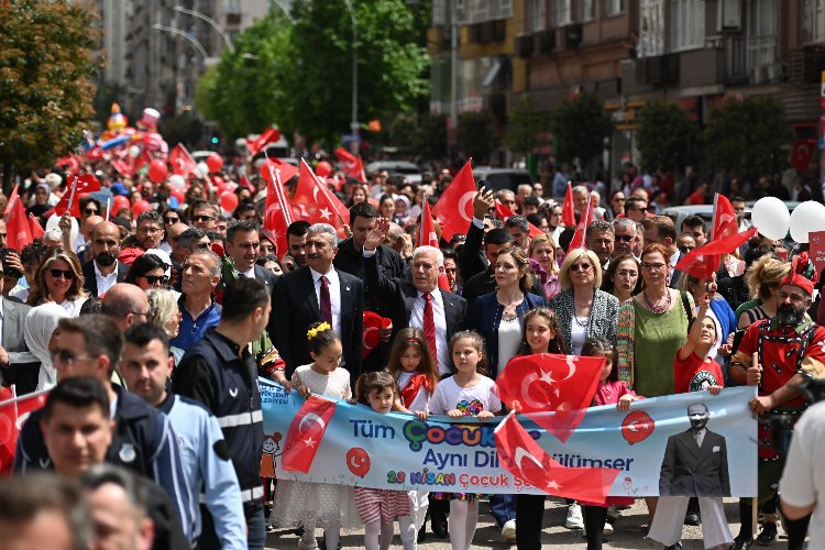 Bursa'da çocuklar bayramın tadını çıkarttı