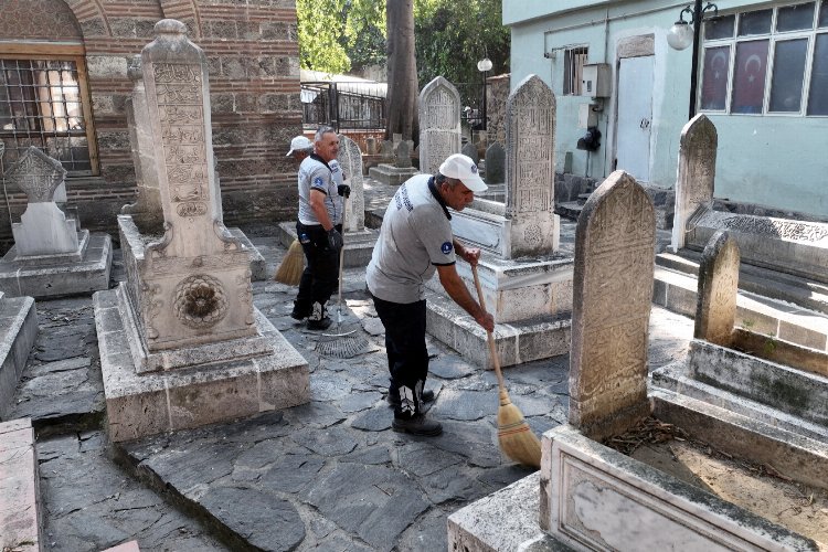 Bursa'da hazireler rutin temizlikte