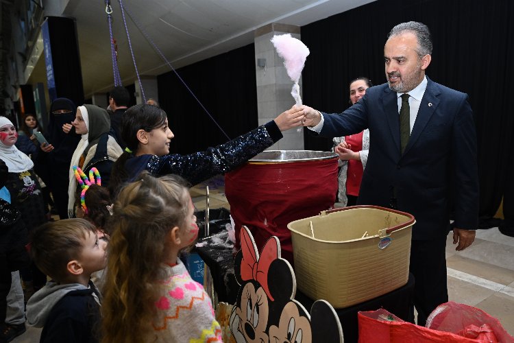 Bursa'da kayıtlı yetimlere 'giysi' desteği