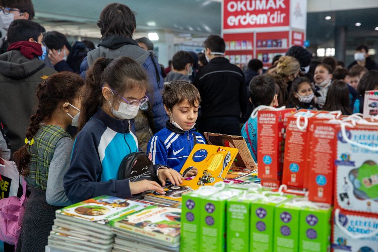 Bursa'da Kitap Fuarı'na hafta sonu ilgisi