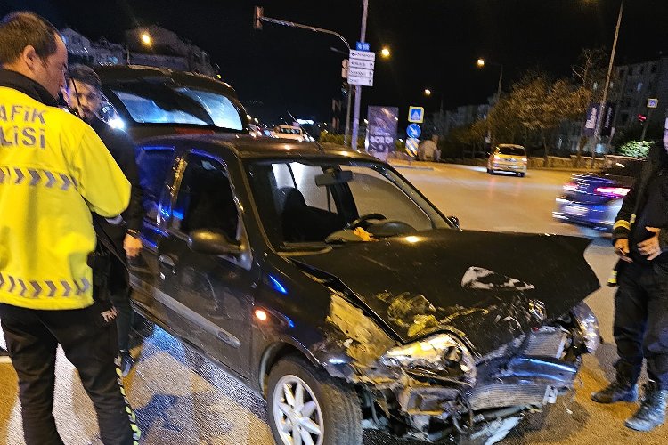 Bursa'da kırmızı ışık ihlali: 6 yaralı