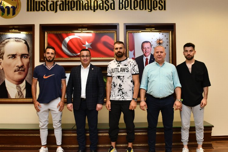 Bursa'da Mustafakemalpaşaspor sahaya indi