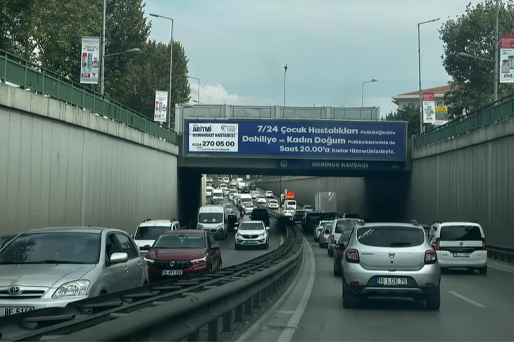 Bursa’da okullar açıldı, trafik durma noktasına geldi