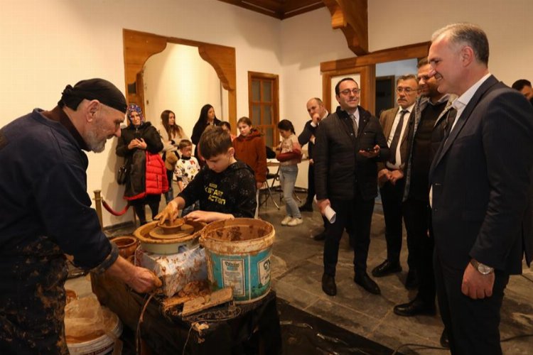 Bursa İnegöl'de minik eller çamuru sanata dönüştürüyor