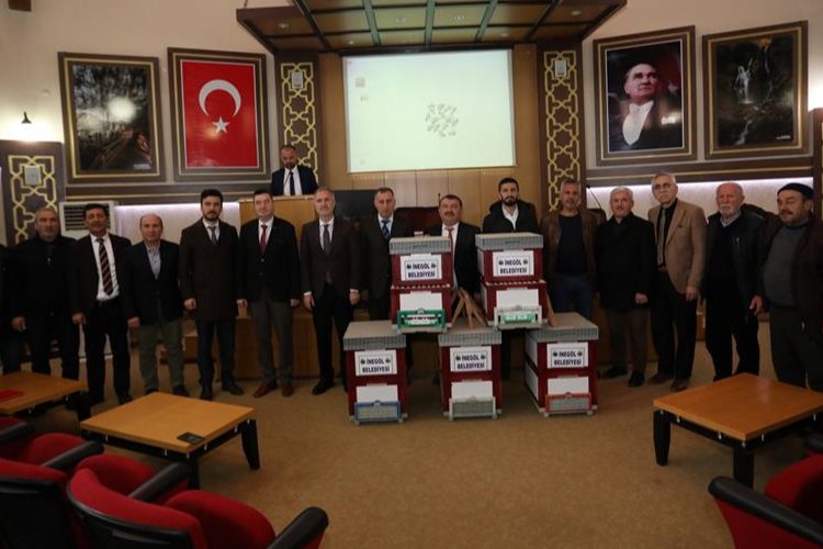 Bursa İnegöl'de üreticilere 250 arı kovanı dağıtıldı