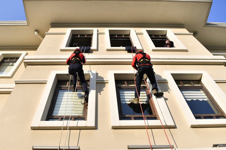 Bursa Osmangazi'de deprem tatbikatı gerçeğini aratmadı