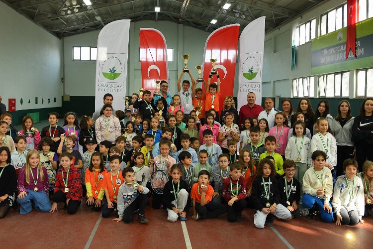 Bursa Osmangazi'de tenis tutkunları performanslarını sergiledi