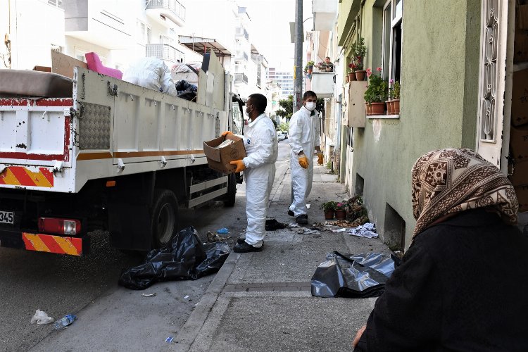 Bursa Osmangazi'de yine çöp ev... 2 kamyon eşya çıktı