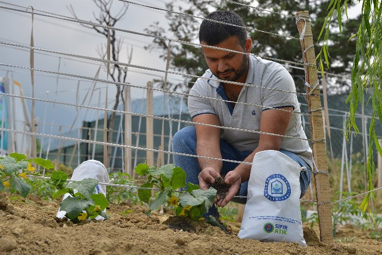 Bursa Yıldırım'da pazar atıkları toprağa can oluyor