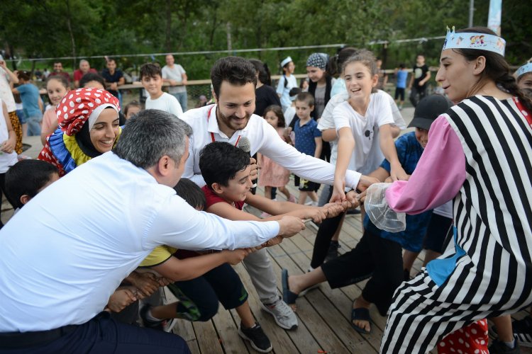 Bursa Yıldırım'daki geleneksel şenlikte Başkan Yılmaz çocuklarla oynadı