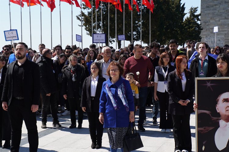 Çağdaş Gençlik Şehitler Abidesi'nde buluştu