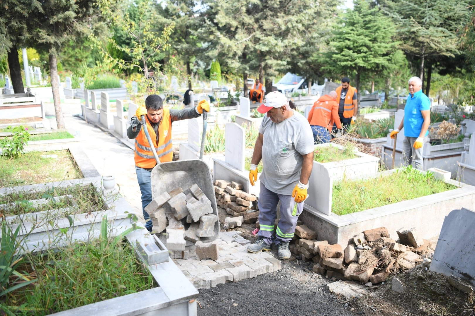 Çayırova'da Akse Mezarlığı'na bakım