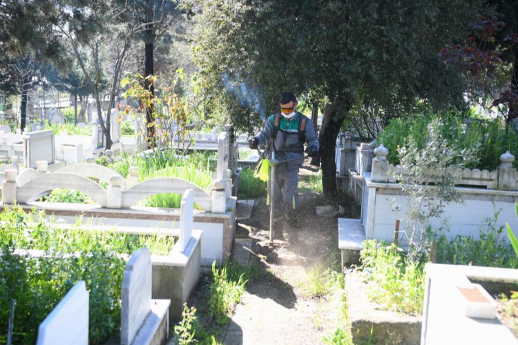 Çayırova’da mezarlıklar bayrama hazırlanıyor