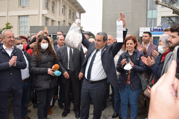 CHP Bursa'da elektrik borcundan dolayı kesilen faturasını ödedi