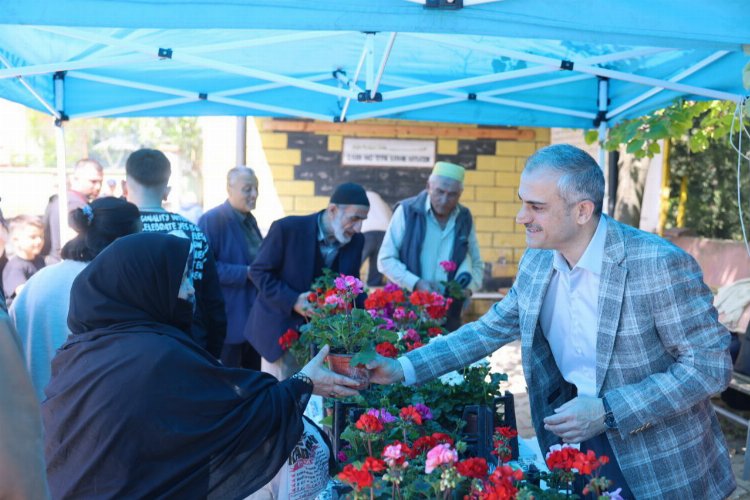 Çiftçi’den kabir ziyareti yapan Kocaeli Çayırovalılara çiçek