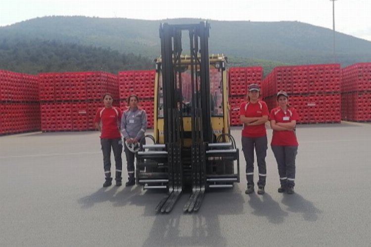 Coca-Cola İçecek'ten kadınlara forklift eğitimi