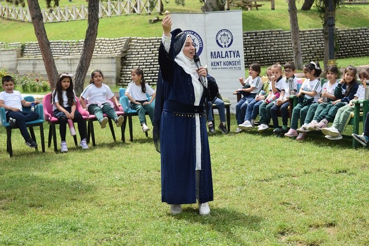 Çocuklar Ninem Korkut’tan masallar dinlediler