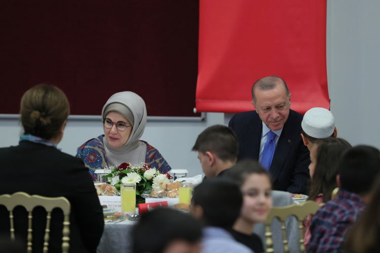 Cumhurbaşkanı Erdoğan, çocuklarla iftar yaptı