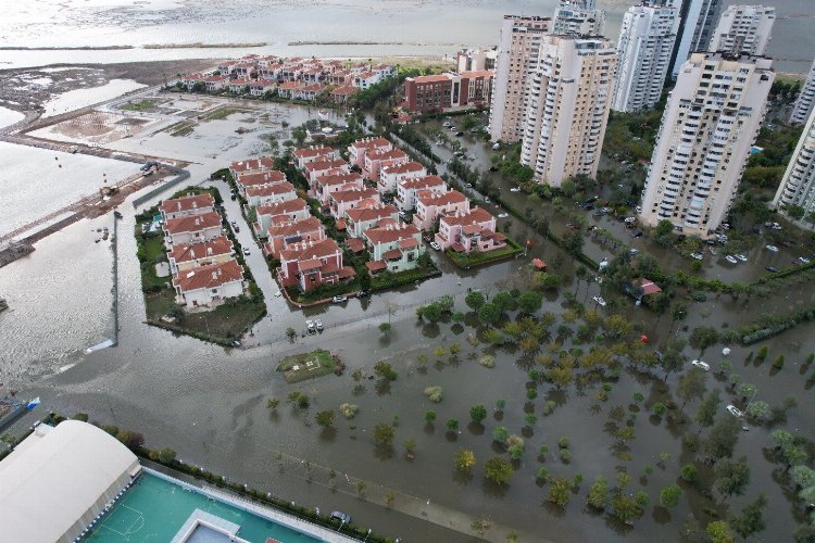 Deniz taştı, İzmir bu hale geldi