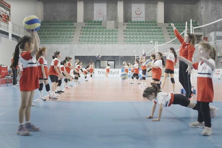 Deprem çocukları voleybolla gülecek