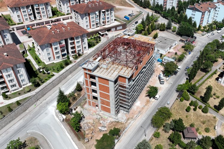 Derince Cemevinde çatı imalatı sürüyor