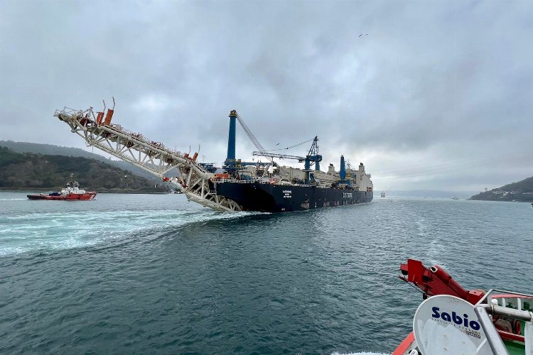 Dev gemi İstanbul Boğazı'ndan geçti