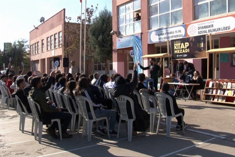 Diyarbakır'da Kitap Mezadı öğrencilerle buluştu