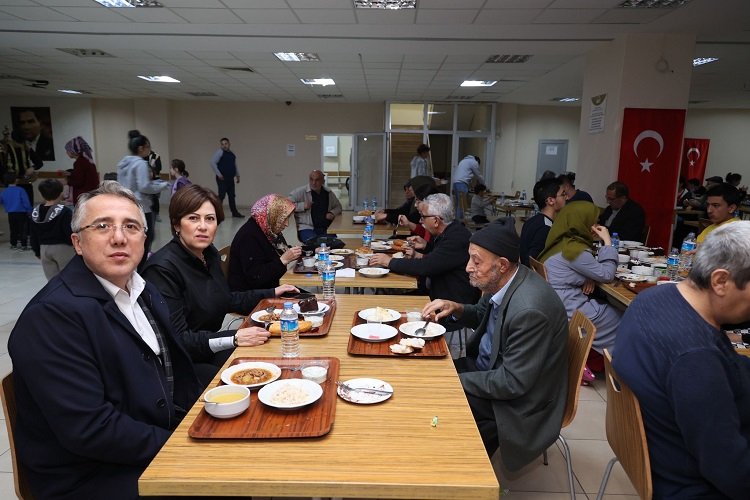 Dr. Mehmet Savran orucunu depremzedelerle açtı