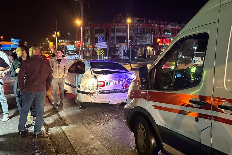 Düzce'de 2 otomobilin karıştığı kazada 2 kişi yaralandı