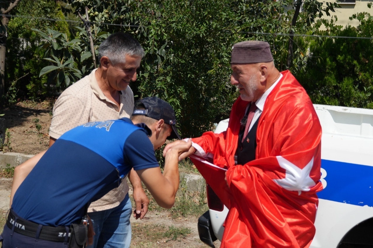 Düzce'de Adem Amca'nın bayrak sevgisi