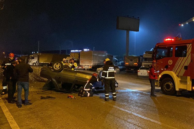 Düzce'de karşı şeride geçerek takla attı