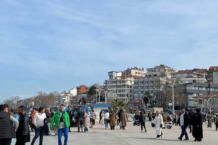 Düzce'de sıcak havayı fırsat bilen vatandaşlar sahile koştu