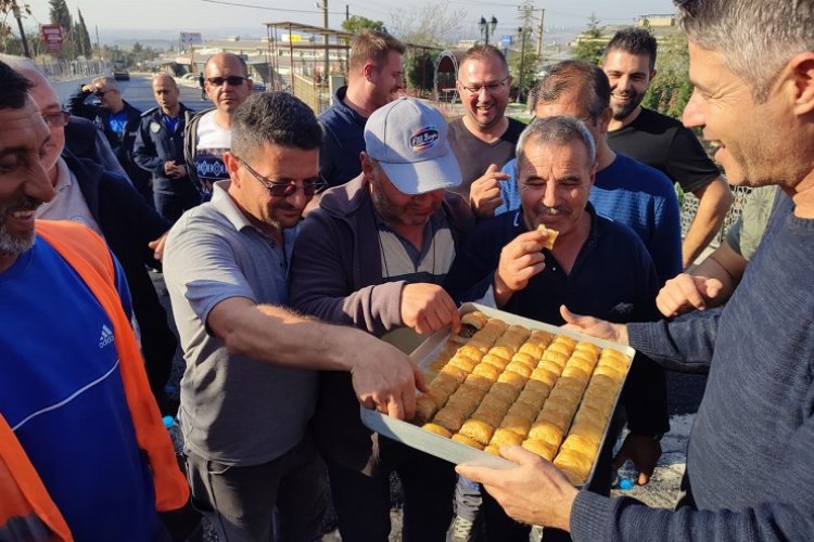 Edirne Keşan'da belediye işçilerine baklavalı 'asfalt' teşekkürü