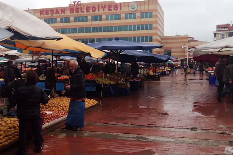 Edirne Keşan'da yağış pazaryeri esnafını isyan ettirdi