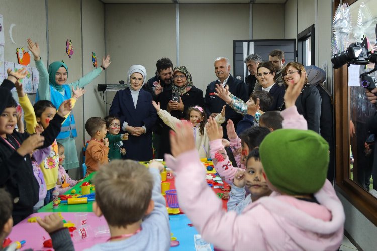 Emine Erdoğan'dan Gaziantep'te depremzedelere ziyaret