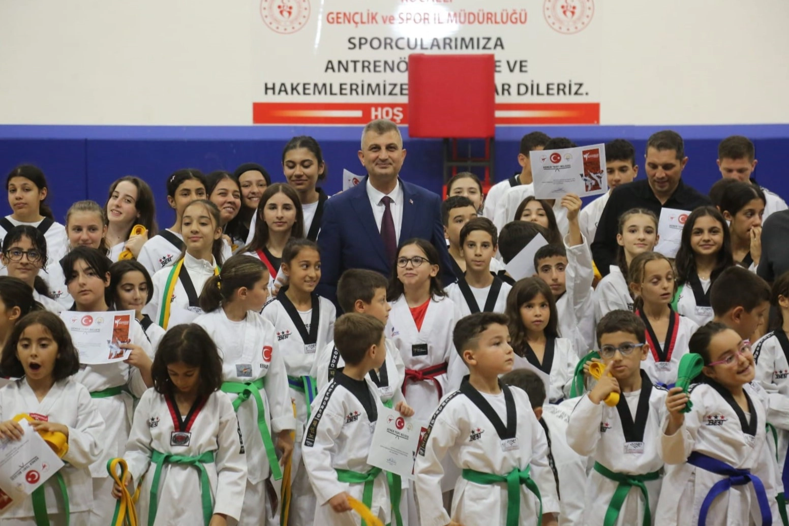 Gölcük Belediyesinde 330 taekwondo sporcusu kuşak atladı